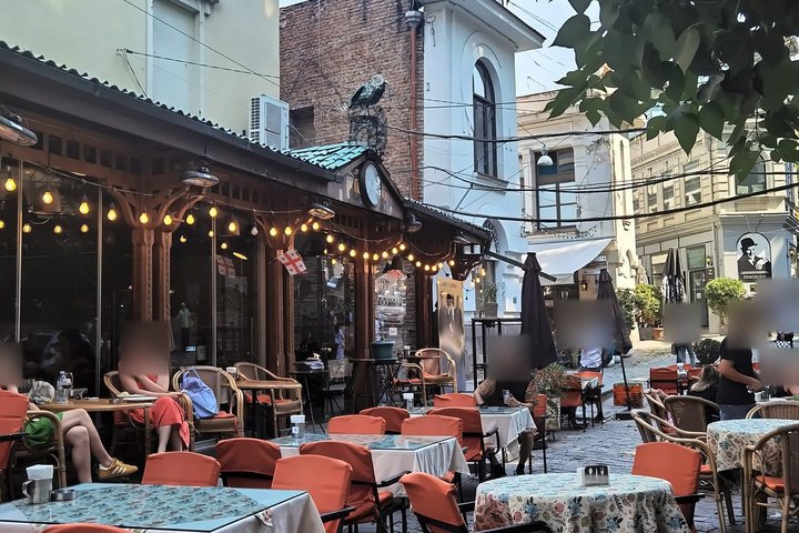 Straßencafé in einer gepflasterten Gasse in Tiflis